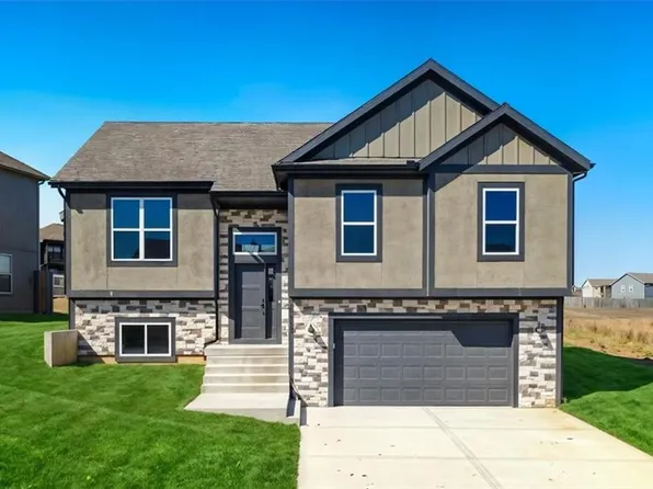 18408 Rock Creek Dr N, Smithville, MO 64089