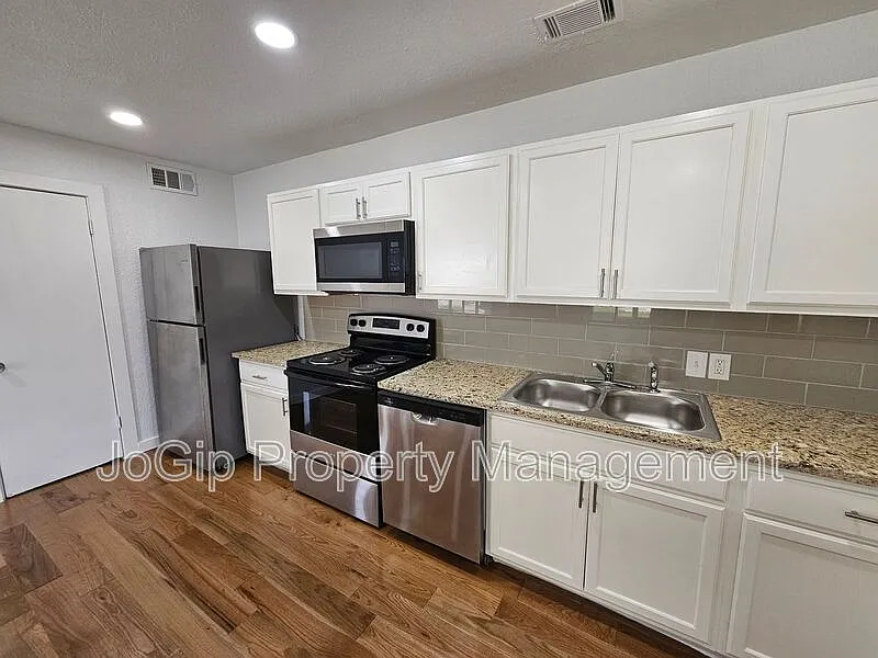 3 bed, 2.5 bath, 1730 sqft, $2,195 — Photo 3