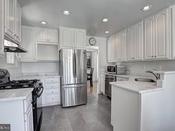 3rd image of 8612 Sinon St