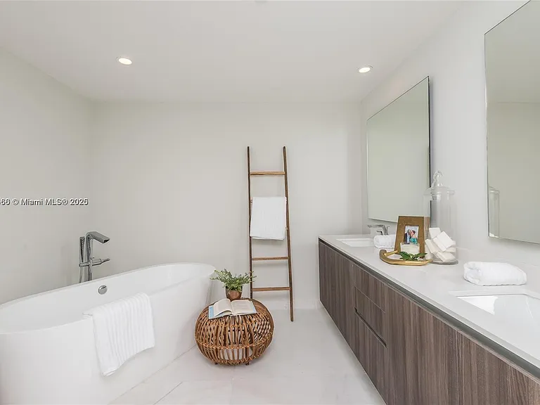 488 NE 18th St #1815 — Photo 13