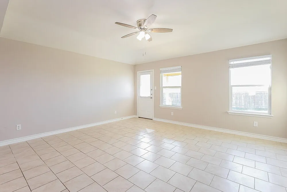5 bed, 2.5 bath, 2539 sqft, $3,030 — Photo 4