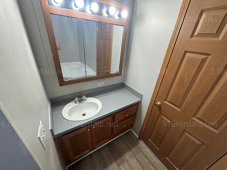 114 Blaine St — Photo 9