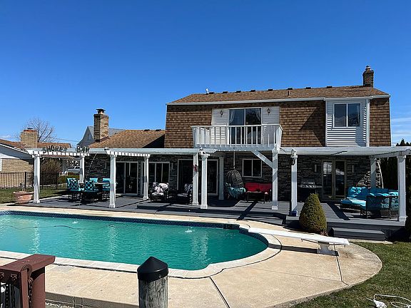 2nd image of 41611 Clairpointe St