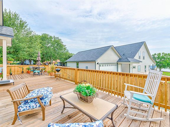 2nd image of 646 Echo Ln