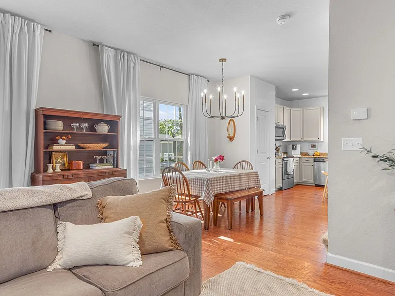 1545 Ocean Garden St — Photo 11