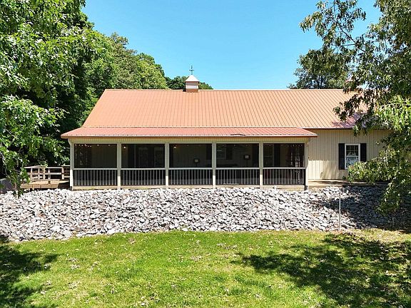 2nd image of 445 Dianne Dr
