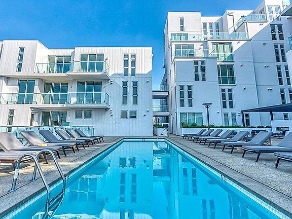 G8 Pool Deck