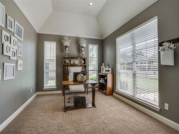 5th image of 604 Courtney Ln