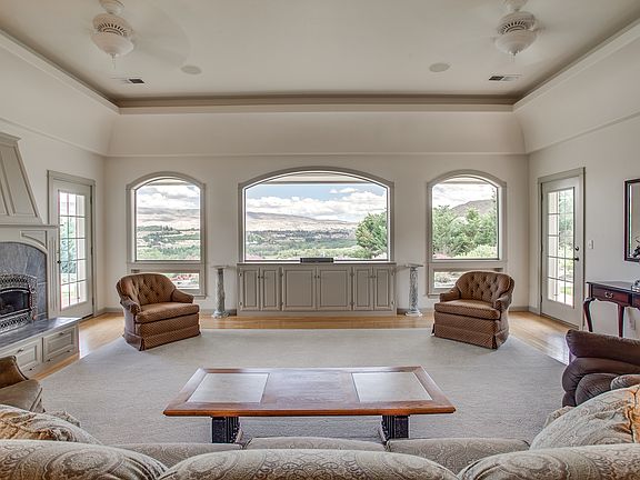 Livingroom with Views!