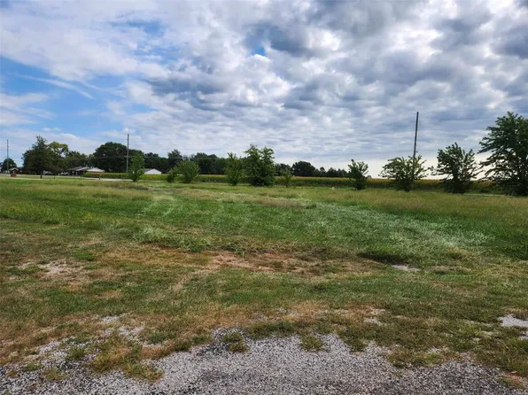 7955 Elm Dr, Breese, IL 62230