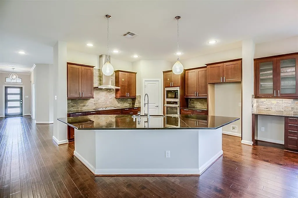4 bed, 3.0 bath, 2862 sqft, $3,500 — Photo 2