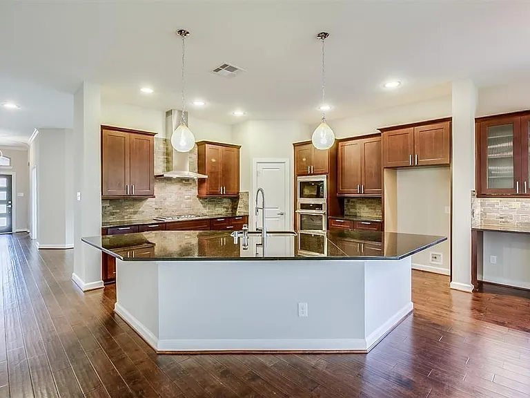 17106 Rainier Creek Dr — Photo 2