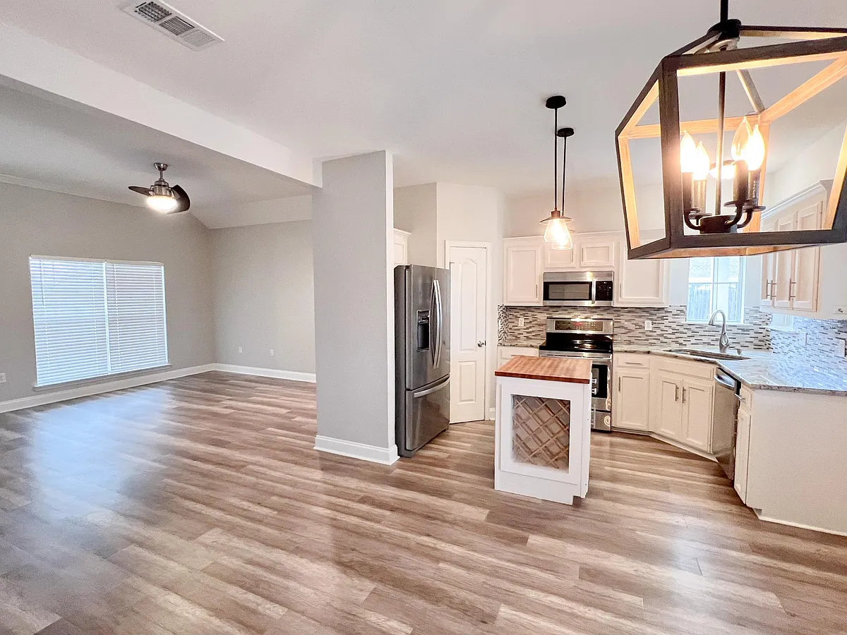 Building Photo - 41124 Lee Dr