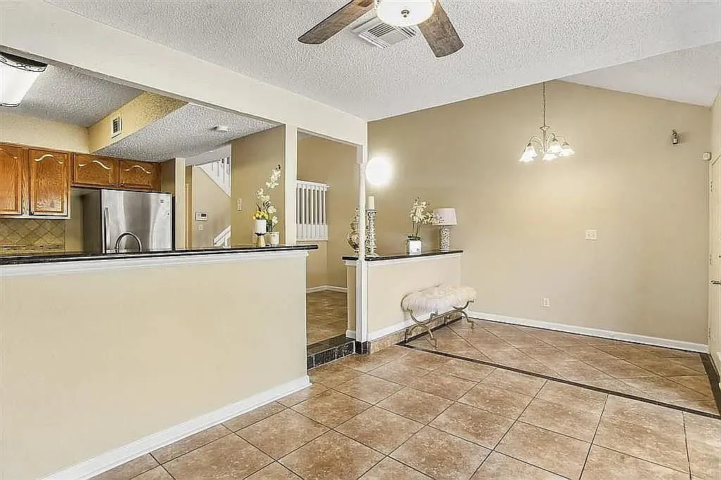 3 bed, 2.5 bath, 1382 sqft, $1,800 — Photo 3