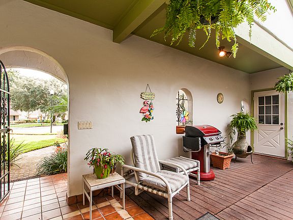 4th image of 1003 Versailles Ct