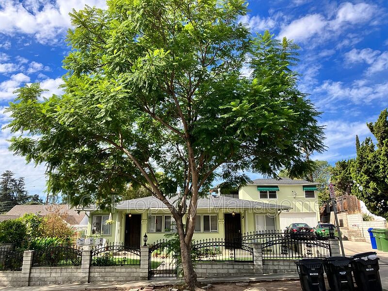 1st image of 4973 1/2 Glen Iris Ave