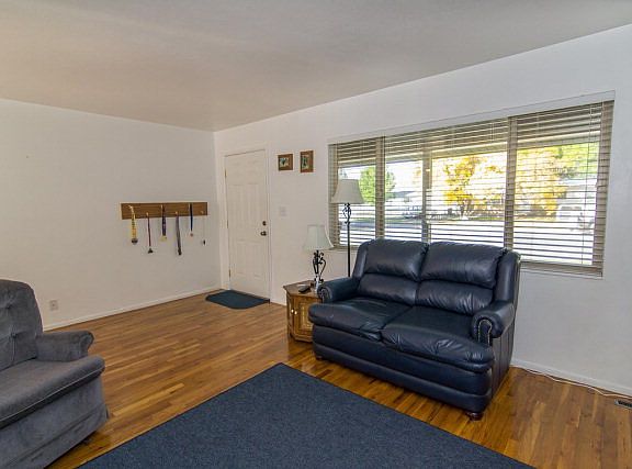 5th image of 324 Valley Dr