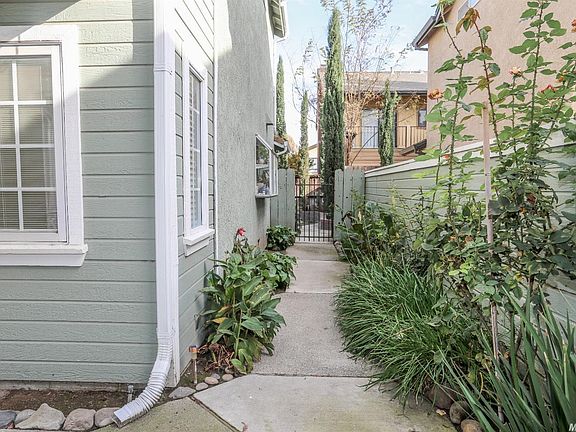 3rd image of 256 Laurelwood Cir