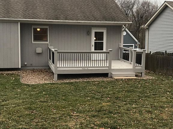 Deck off the dining room - Large Fenced yard