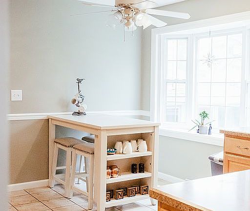 Eat-in kitchen