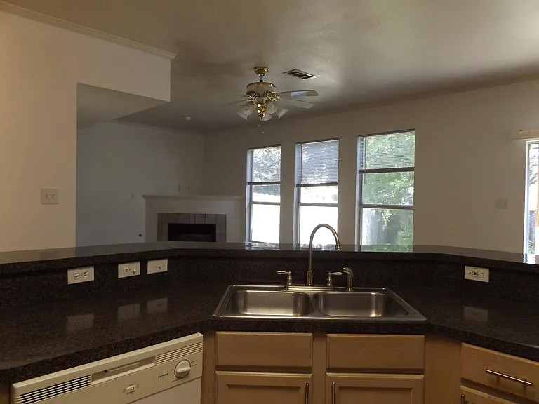 2911 Whisper Oaks Ln #B — Photo 2