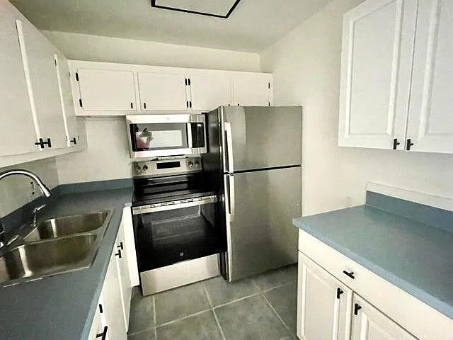 226 W Canterbury Dr #J — Photo 1