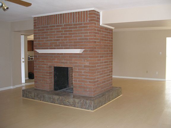 Huge Familyroom with double sided fireplace
