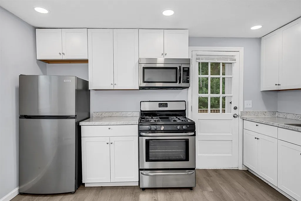 2 bed, 1.0 bath, 920 sqft, $2,400 — Photo 3