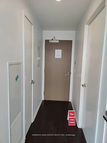 1 Bloor St E Photo 1