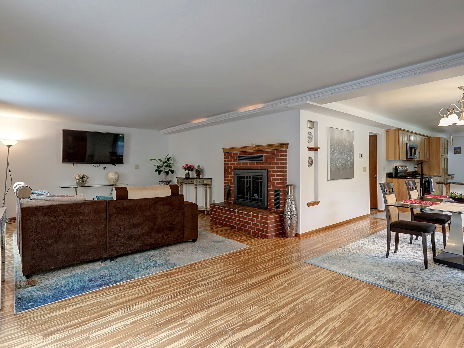 5 bed, 3070 sqft, $6,450 — Photo 3