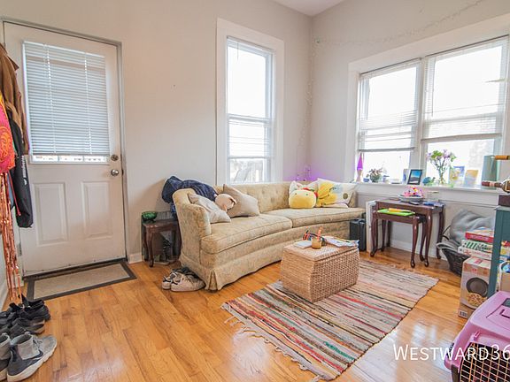 3rd image of 2618 N Wayne Ave #2R