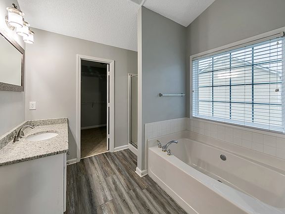 5th image of 448 The Gables Dr