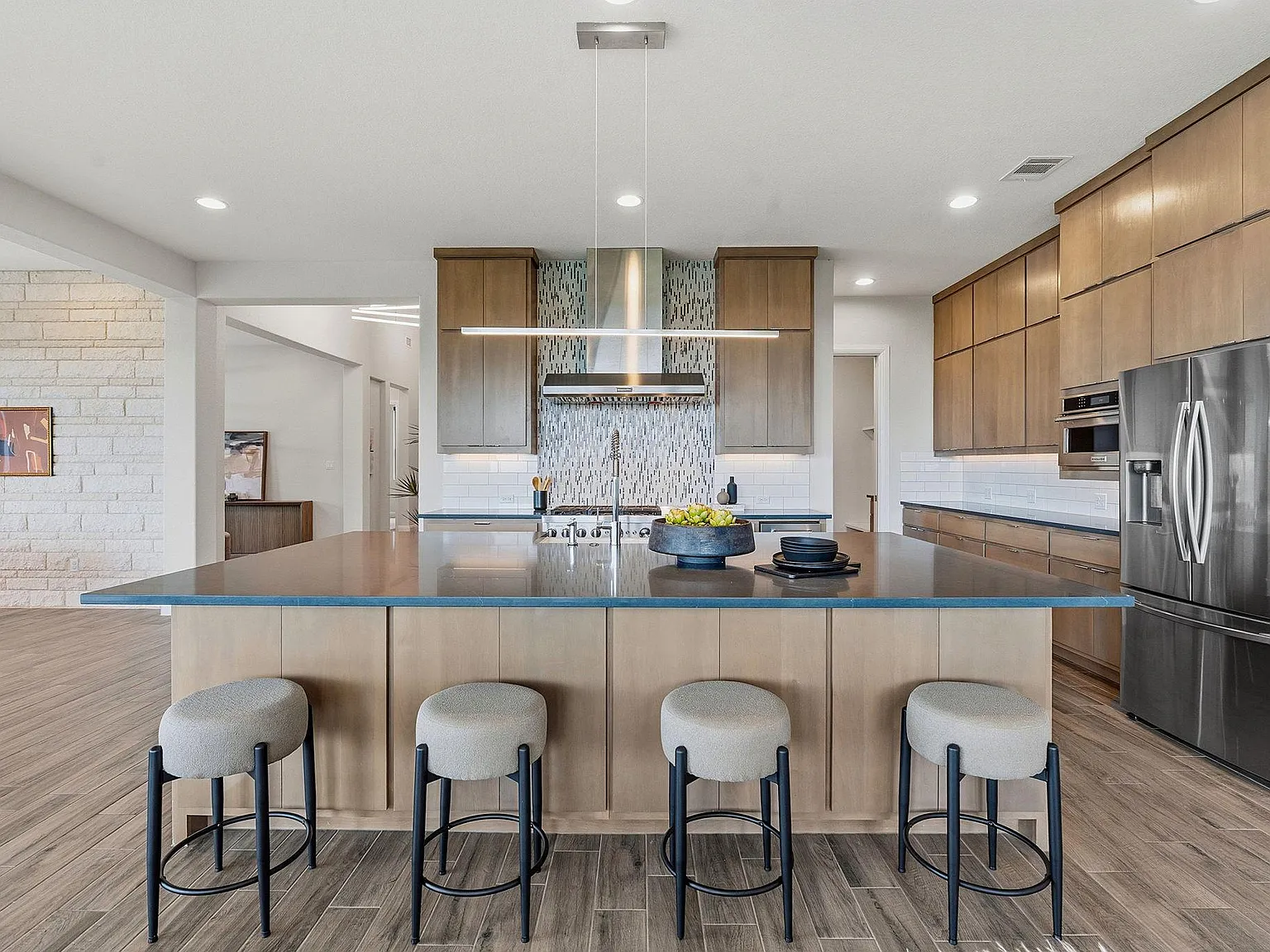 4 bed, 4.0 bath, 3836 sqft, $6,200 — Photo 3