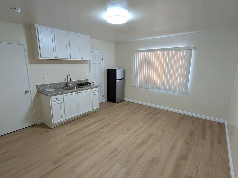 517 S Eucalyptus Ave #7 — Photo 1