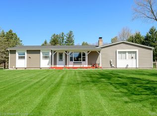 1723 Kingston Dr, Pinckney, MI 48169