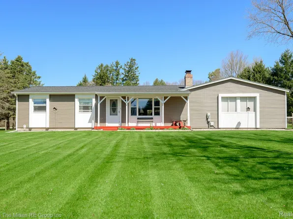 1723 Kingston Dr, Pinckney, MI 48169