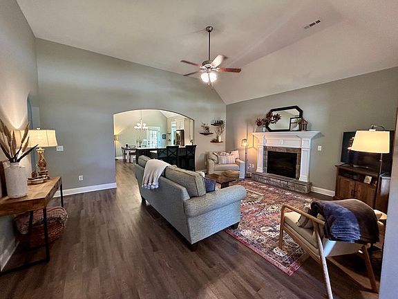 4th image of 305 Colonnades Dr