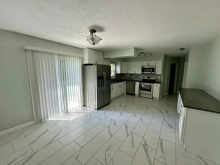873 Nixon Ln — Photo 4