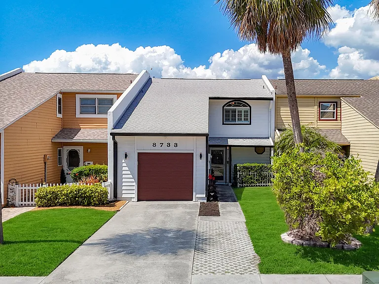 8733 Bay Pointe Dr — Photo 2