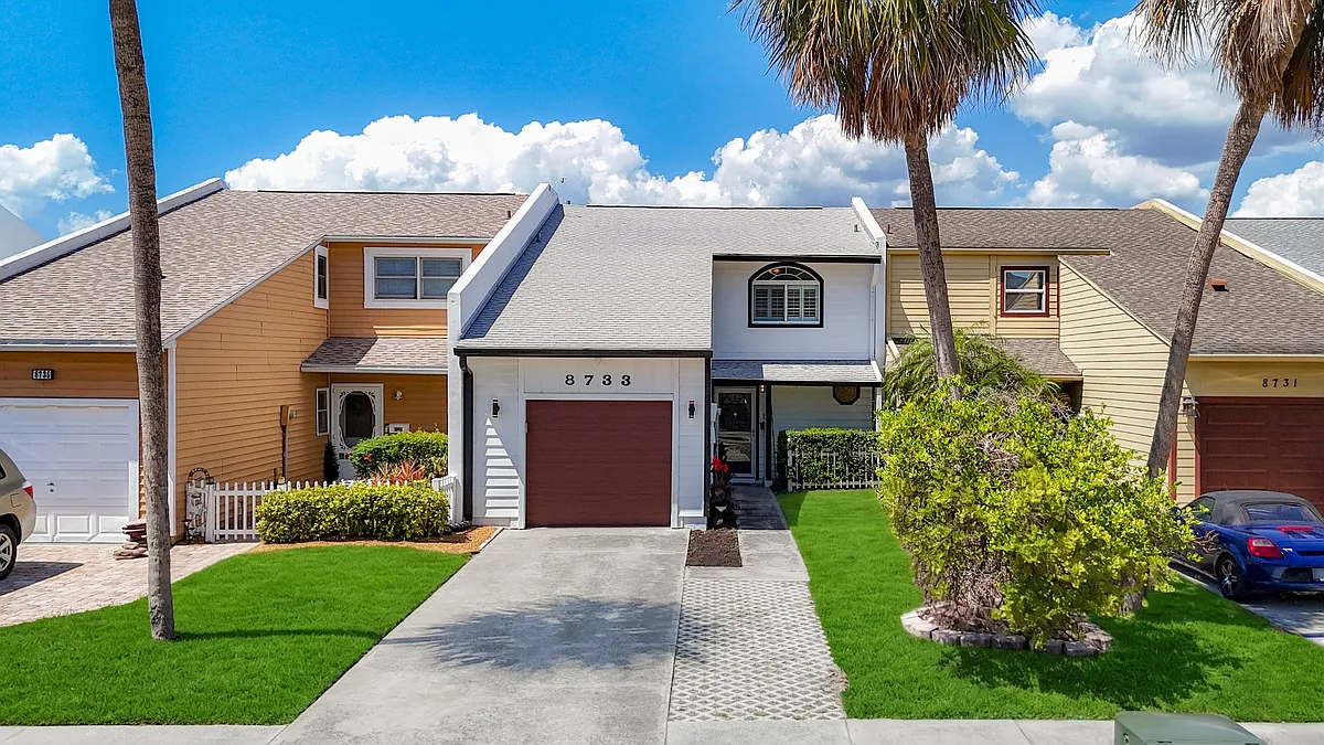 Building Photo - 8733 Bay Pointe Dr