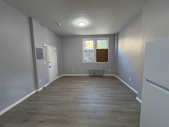 4th image of 423 Baldwin Ave Floor 1