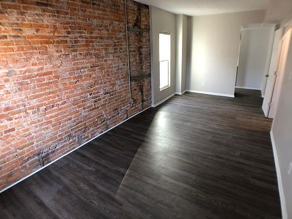 2nd image of 881 1/2 Oak St
