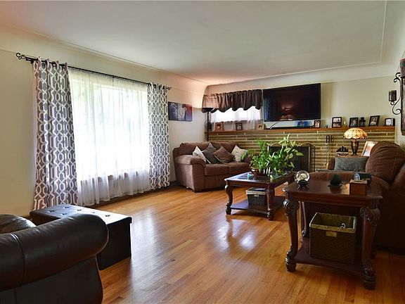 4th image of 370 Yvonne Dr