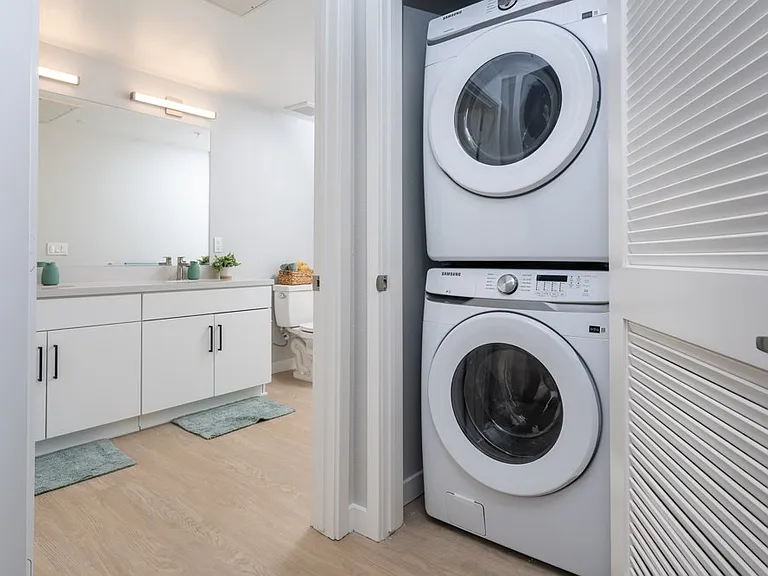 Downtown Ontario Luxury Apartments — Photo 33