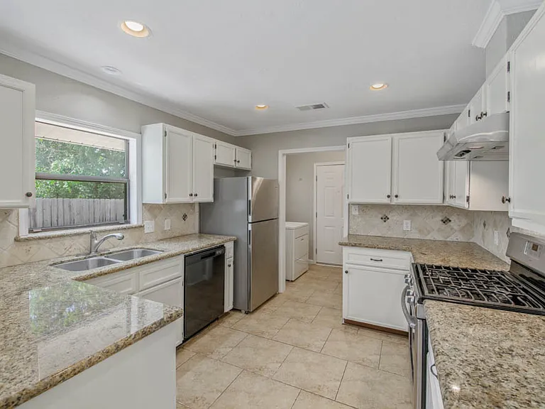 714 Broadmoor Dr — Photo 2