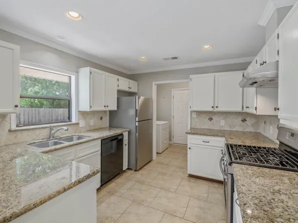 714 Broadmoor Dr, Bryan, TX 77802