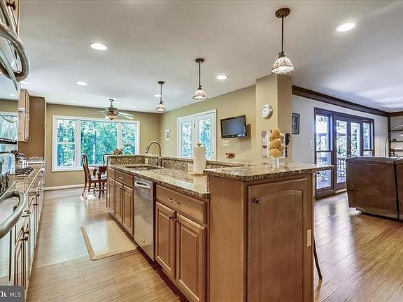 3rd image of 4616 Hornbeam Dr