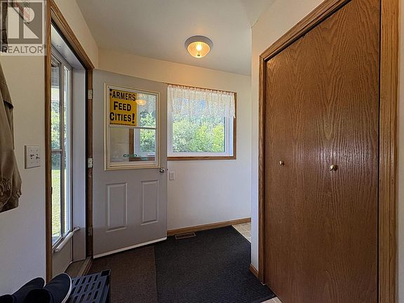 4th image of 993 Fisher Rd