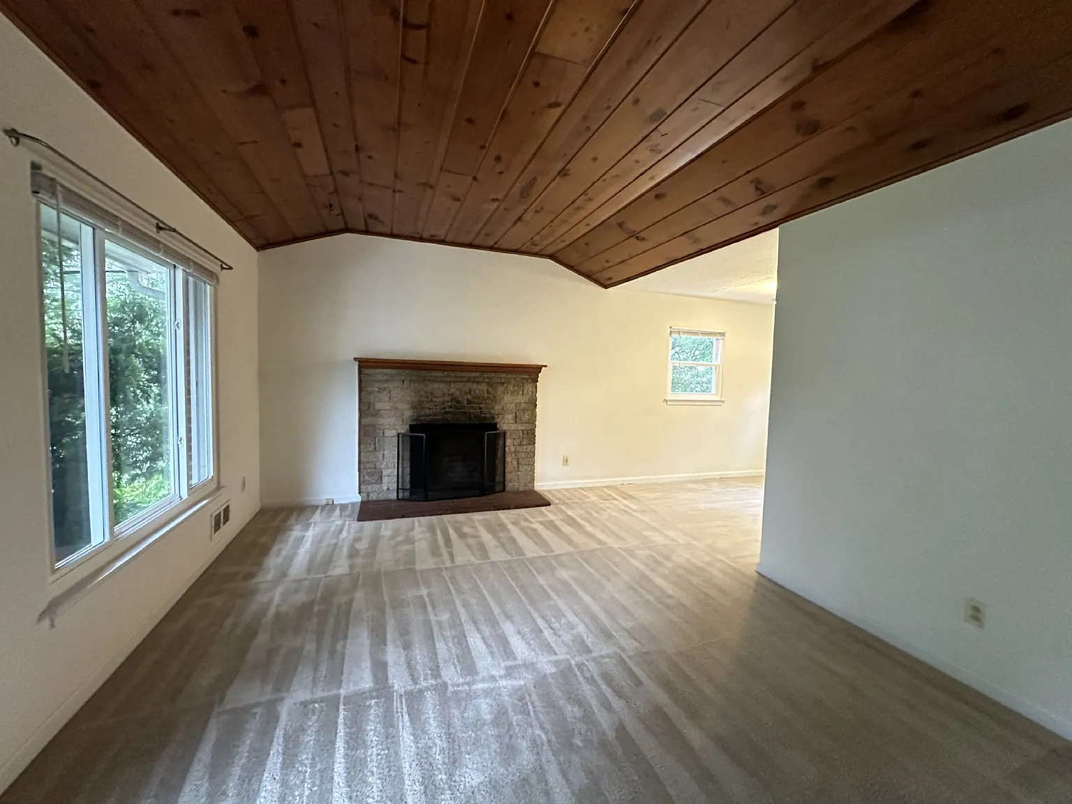 3 bed, 1.5 bath, 1758 sqft, $3,000 — Photo 2