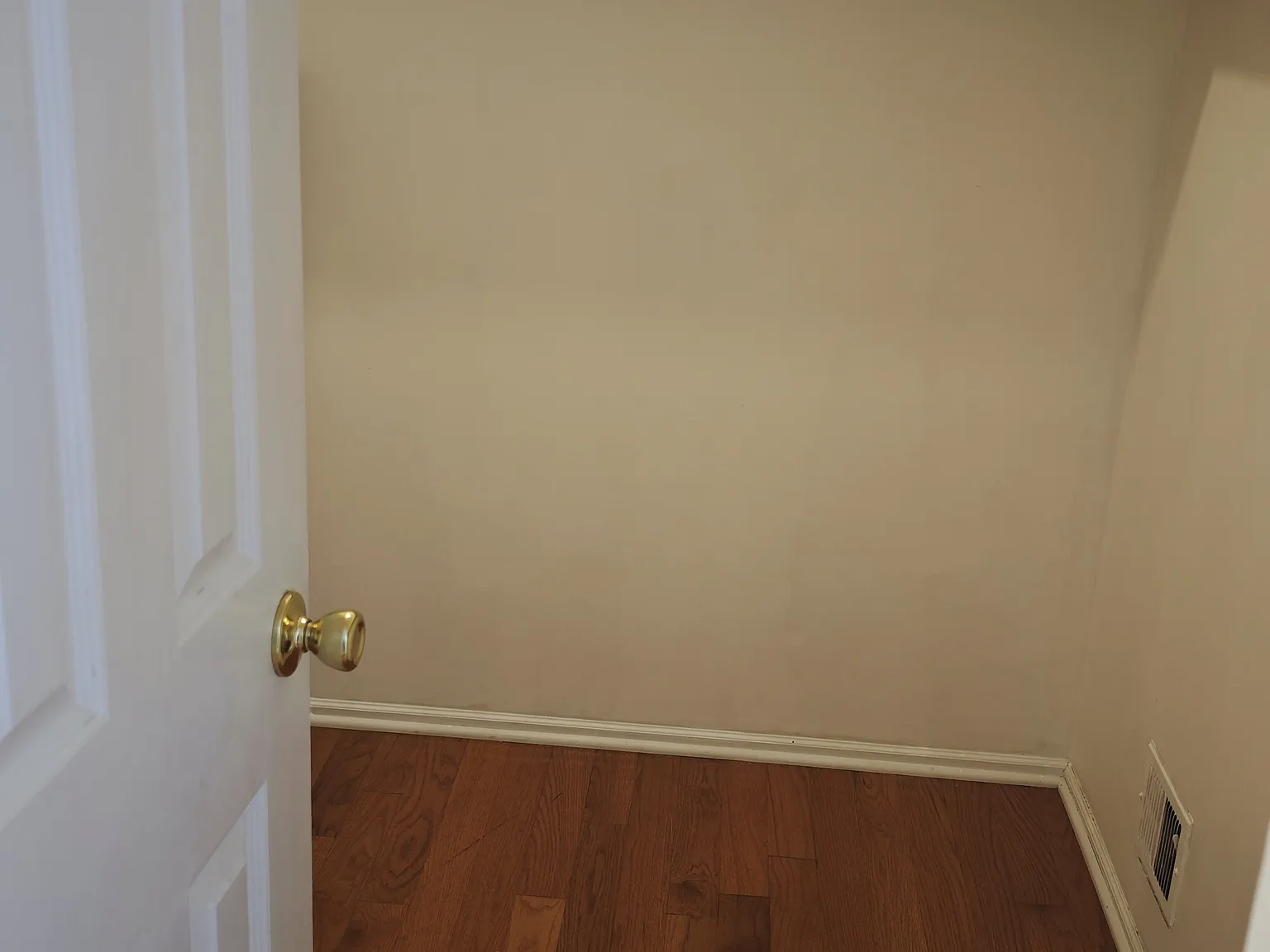 4 bed, 2.5 bath, 2200 sqft, $3,000 — Photo 3